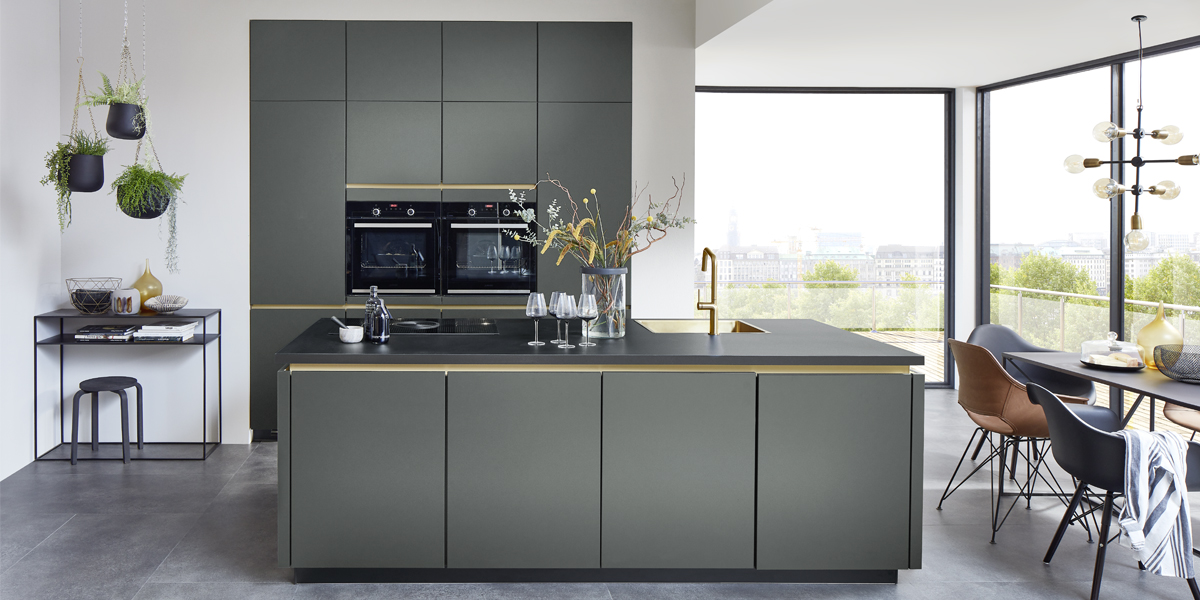 Sie suchen das Extra an Style bei Ihrer neuen Küche? Dann sollten Sie unsere Designküchen kennenlernen. Mit ihrer großzügigen Gestaltung, klaren Linien und einer puristischen Optik erfüllen Sie höchste Ansprüche. Lassen Sie sich in unserer Ausstellung inspirieren.