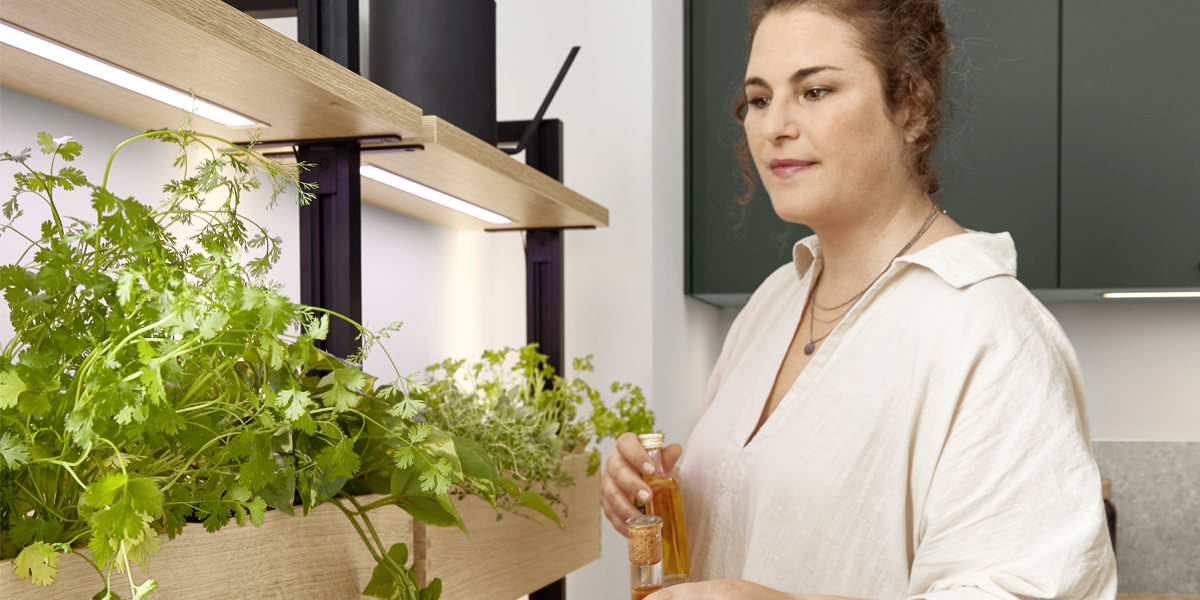 G r ün e r   l e b e n   i n   d e r   S t a d t !   M i n e r a l g r ün e   E l e m e n t e   m i t   g r a u e n   A k z e n t e n   g e b e n   d e r   K üc h e   i h r e   m o d e r n e   N a t ür l i c h k e i t .   E i n e   g u t e   I d e e   i n k l u s i v e ,   d i e   d e n   s t äd t i s c h e n   A l l t a g   e t w a s   n a c h h a l t i g e r   m a c h t :   d a s   S t o l l e n r e g a l s y s t e m   m i t   i n t e g r i e r t e r   P f l a n z l e u c h t e   p l u s   G a r d e n i n g   B o x      l o k a l e r   A n b a u   a u c h   f ür   S t äd t e r .   