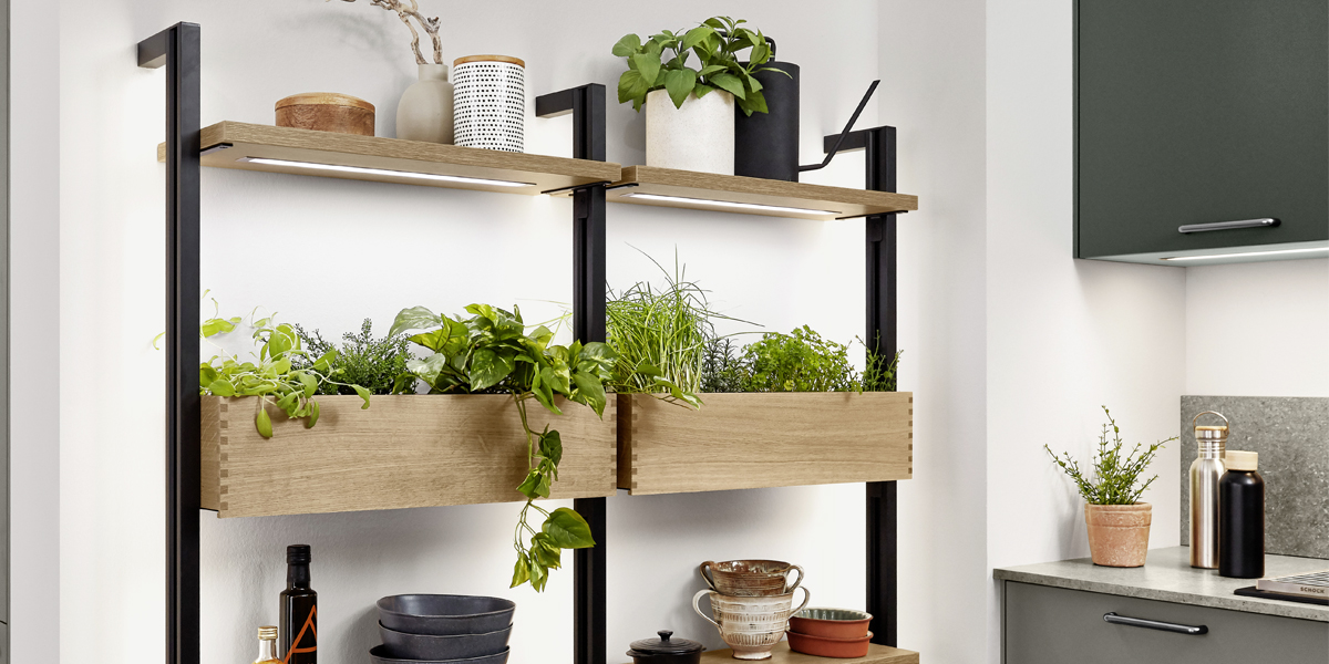 G r ün e r   l e b e n   i n   d e r   S t a d t !   M i n e r a l g r ün e   E l e m e n t e   m i t   g r a u e n   A k z e n t e n   g e b e n   d e r   K üc h e   i h r e   m o d e r n e   N a t ür l i c h k e i t .   E i n e   g u t e   I d e e   i n k l u s i v e ,   d i e   d e n   s t äd t i s c h e n   A l l t a g   e t w a s   n a c h h a l t i g e r   m a c h t :   d a s   S t o l l e n r e g a l s y s t e m   m i t   i n t e g r i e r t e r   P f l a n z l e u c h t e   p l u s   G a r d e n i n g   B o x      l o k a l e r   A n b a u   a u c h   f ür   S t äd t e r .   